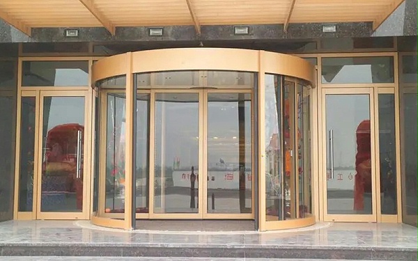 操作旋轉門的三種方式：轉換開關、觸摸屏和智能面板