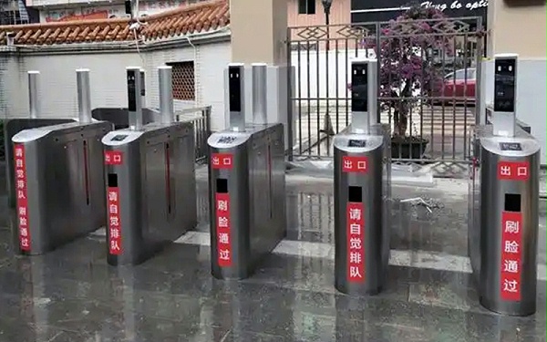 有序通行：速通門(mén)使用指示牌內(nèi)容介紹