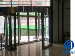 兩翼電動旋轉門防夾故障，更換新式激光防夾傳感器解決問題