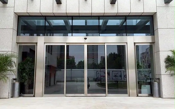 輕松掌握電動玻璃門維修保養技巧，有效延長使用壽命