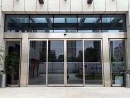 輕松掌握電動玻璃門維修保養技巧，有效延長使用壽命