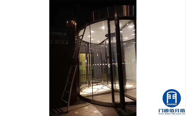 上海黃浦區(qū)某酒店兩翼自動旋轉門維護保養(yǎng)服務