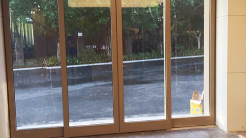 如何進行自動門保養？北京自動門維修師傅講解旋轉門保養方法