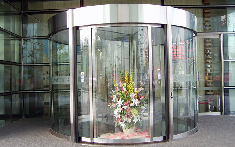 門道帶你了解旋轉門，電動旋轉門控制系統揭秘