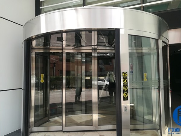 北京海淀某大廈正門兩翼旋轉門保養美化清潔服務案例