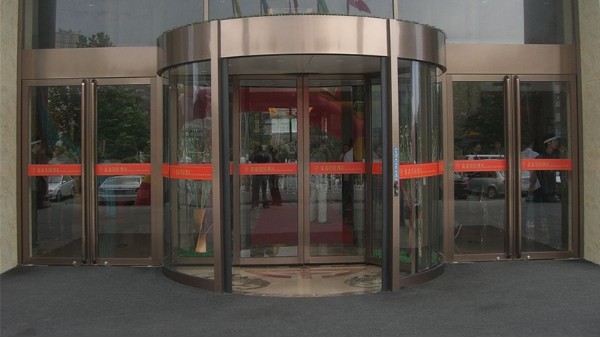 兩翼自動旋轉門日常清潔保養指南