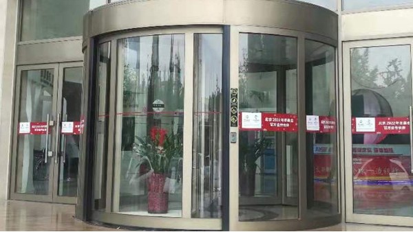 旋轉門為什么要貼安全提示標示？怎么貼？