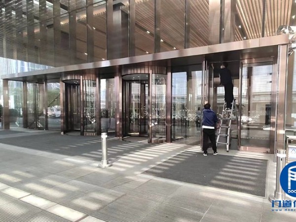 大廈門區旋轉門、自動門和平衡門保養案例