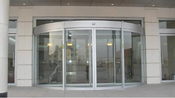 詳述：電動弧形門結構組成與開關異常故障維修