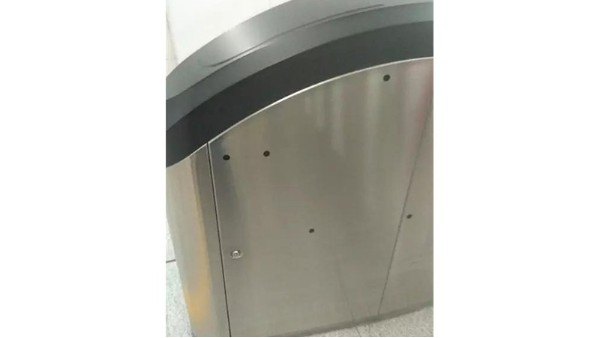 閘機速通機身上的“小黑點”是什么